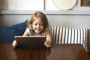 इंटरनेट की लत से बच्चे को बचाने के लिए कैसे: माता-पिता के लिए 5 टिप्स
