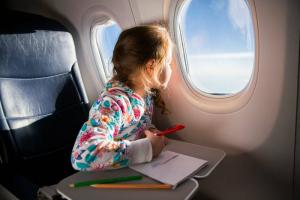 एक हवाई जहाज पर एक बच्चे के साथ कैसे उड़ान भरें: सर्दियों में यात्रा के लिए जीवन हैक