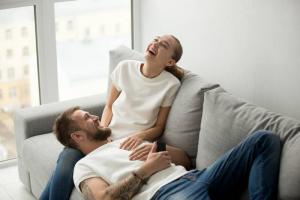 क्यों खुशी पत्नी मजबूत और दीर्घकालिक संबंधों के लिए महत्वपूर्ण है
