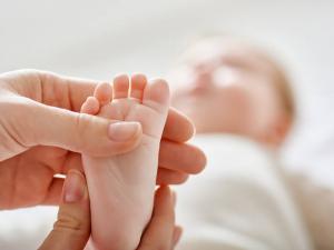 भाषण के विकास के लिए उंगलियों की मालिश और बच्चे के बारे में सोच