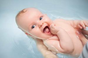 एक नवजात शिशु स्नान के लिए कैसे: हर मां को पता होना चाहिए