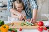 लिटिल हेल्पर: रसोई के चाकू से लापरवाही से बच्चे को कैसे सिखाएं