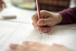 डिसग्राफिया - नहीं एक वाक्य: यदि एक बच्चा त्रुटियों के साथ लिखते हैं क्या करना है?