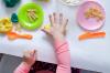 माँ के तैयार होने पर बच्चे को रसोई में ले जाने के 4 तरीके: छोटों के लिए खेल
