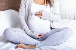 गर्भवती महिलाओं के पेट पर एक पट्टी: यह क्यों और कब प्रकट होता है, इसका क्या मतलब है