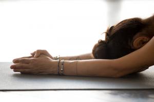 योग अनिद्रा के खिलाफ मदद करता है: आरामदायक नींद के लिए 5 बुनियादी मुद्राओं