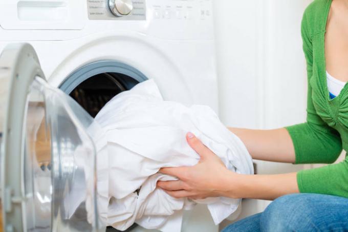 फीका कपड़े धोने का ब्लीच कैसे करें: 5 आसान तरीके