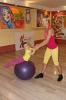 रोलिंग बॉल्स: बच्चों के लिए 7 फिटबॉल व्यायाम