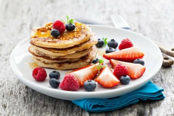 नाश्ते के लिए छात्र को क्या खाना चाहिए: फ्रूट पेनकेक्स