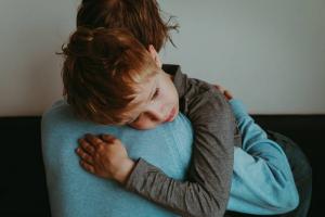 डर से निपटने के लिए 6 तरीके: बच्चे घर में अकेले रहने के लिए डर लगता है