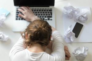 कैसे थकान से निपटने के लिए: काम में डूबे रहने में मदद करने के