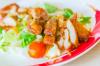 स्कूली बच्चों के खाने के लिए क्या खाना चाहिए: सोया सॉस में चिकन के साथ मसालेदार सलाद