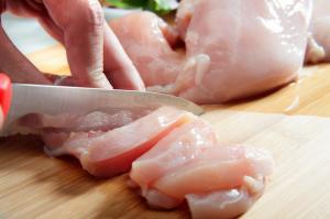 चिकन को सुरक्षित रूप से कैसे स्टोर और पकाना है