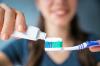विशेषज्ञ एक प्रभावी और सुरक्षित टूथपेस्ट का चयन करने के बारे में सलाह देते हैं
