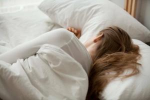 स्वास्थ्य के लिए हानिकारक नींद की स्थिति का नाम है