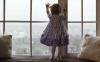 एक बच्चे को खिड़की से बाहर गिरने से कैसे बचाएं: विशेषज्ञ सलाह देते हैं