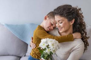 माँ को कैसे बधाई दें: बच्चों के लिए सर्वश्रेष्ठ मातृ दिवस की कविताएँ