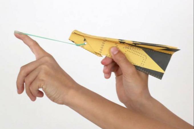 कैसे जल्दी से एक कागज हवाई जहाज बनाने के लिए: कदम से कदम निर्देश