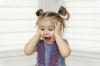 बच्चा अपना सिर पीटता है: क्या करना है? न्यूरोलॉजिस्ट की सलाह