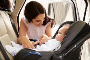 कैसे पैसे बचाने के लिए और अपने बच्चे के लिए गुणवत्ता कार की सीट खरीदने के लिए?